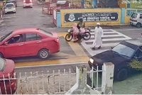 Tangkap layar video tular dua murid sekolah dilanggar sebuah motosikal di hadapan sebuah sekolah di Permatang Pauh pada pagi Rabu.