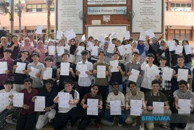 Keputusan SPM 2025 sememangnya membanggakan dan seramai 413,299 calon mendaftar untuk menduduki peperiksaan tersebut. Foto: Bernama