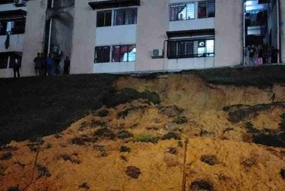Penghuni sebuah blok pangsapuri di Bandar Damai Perdana, Cheras diarah mengosongkan kediaman mereka malam ini susulan insiden tanah runtuh berhampiran kediaman itu. Foto media sosial 