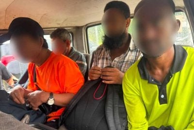 Pemeriksaan terhadap penumpang membawa kepada penahanan 53 warga asing.