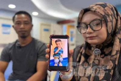Sofiya Maisarah dan suaminya, Mohamad Azriiq ditemui Sinar Harian semasa prosedur pembedahan jantung anaknya, Muhammad Azuarauff yang berlangsung pada Isnin. FOTO: AISYAH BASARUDDIN.