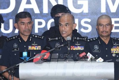 Shazeli (tengah) pada sidang media di IPK Selangor, Rabu.