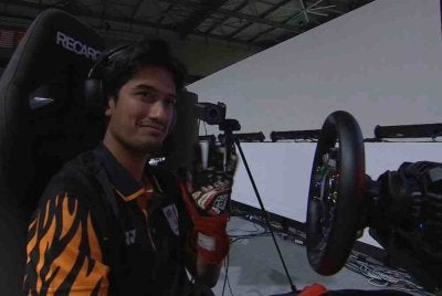 TAJ Izrin menghadiahkan pingat emas kedua buat Malaysia dalam Sukan Asia Aichi-Nagoya 2026 menerusi acara e-sukan GT7 pada Rabu. Foto: FB MESF.