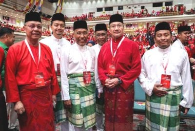 (Dari kanan) Ketua Penerangan Pas, Ahmad Fadhli Shaari; Ahli Parlimen Sembrong, Datuk Seri Hishammuddin Tun Hussein; Setiausaha Agung Pas, Datuk Seri Takiyuddin Hassan dan Naib Presiden Pas, Datuk Idris Ahmad menghadiri Perhimpunan Agung UMNO 2026 pada 11 September lepas. Foto Bernama