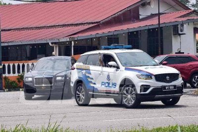 Kenderaan dipercayai dinaiki Tunku Besar Tampin kelihatan keluar dari Balai Undang Luak Sungei Ujong 