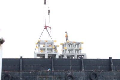 Sebanyak 18 tukun tiruan dilabuhkan di perairan Kuala Selangor pada Rabu. Foto DOF
