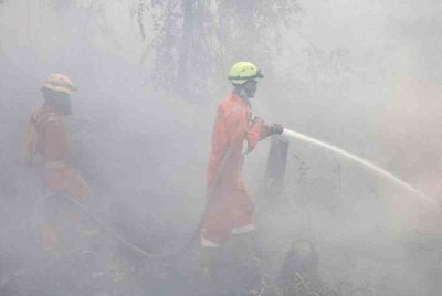 Operasi mengawal kebakaran diteruskan di Banjar, Kalimantan Selatan pada akhir minggu lalu. - Foto AFP