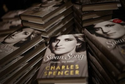 Naskhah Swan Song: Diana, My Sister karya Charles Spencer mengenai mendiang Puteri Diana dipamerkan di sebuah kedai buku di London. Foto AFP