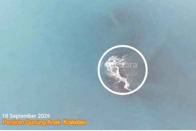 Tangkap layar rakaman video daripada akaun YouTube Yodistara menunjukkan kemunculan daratan baharu di sekitar Gunung Anak Krakatau. - Foto: Agensi