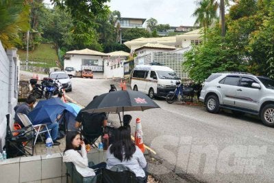 Pengamal media masih berkampung di Langgak Duta bagi mendapatkan perkembangan terkini berkaitan pelaksanaan tahanan rumah Najib.