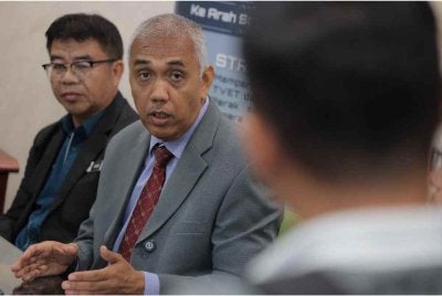 Khairudin (kanan) ketika sidang akhbar di pejabatnya di Bangunan Perak Darul Ridzuan pada Rabu.