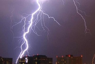 Amaran ribut petir, hujan lebat dan angin kencang di Wilayah Persekutuan Kuala Lumpur serta 10 negeri hingga jam 6 petang ini. Foto hiasan 