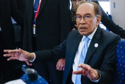 Anwar bercakap kepada media Malaysia ketika dalam perjalanan dari Shanghai ke Hangzhou, China dengan menaiki kereta api berkelajuan tinggi hari ini. Foto: Bernama 