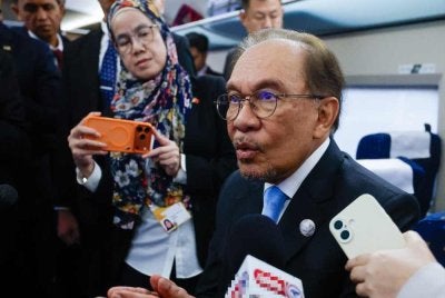 Anwar bercakap kepada media Malaysia ketika dalam perjalanan dari Shanghai ke Hangzhou, China dengan menaiki kereta api berkelajuan tinggi hari ini. Foto: Bernama
