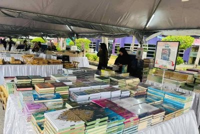 Beberapa pengunjung dilihat mengunjungi reruai naskhah Al-Quran di Festival Buku Karangkraf 2026