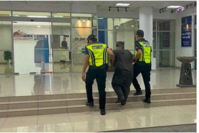 Pemandu lori yang ditahan JAS kerana disyaki membuang sisa kimia dibawa ke Balai Polis Seri Alam untuk membantu siasatan. - Foto JAS