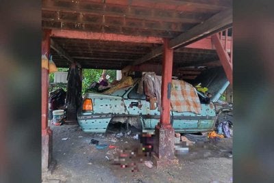 Keadaan di bawah rumah mangsa yang terdapat darah akibat kejadian tersebut.