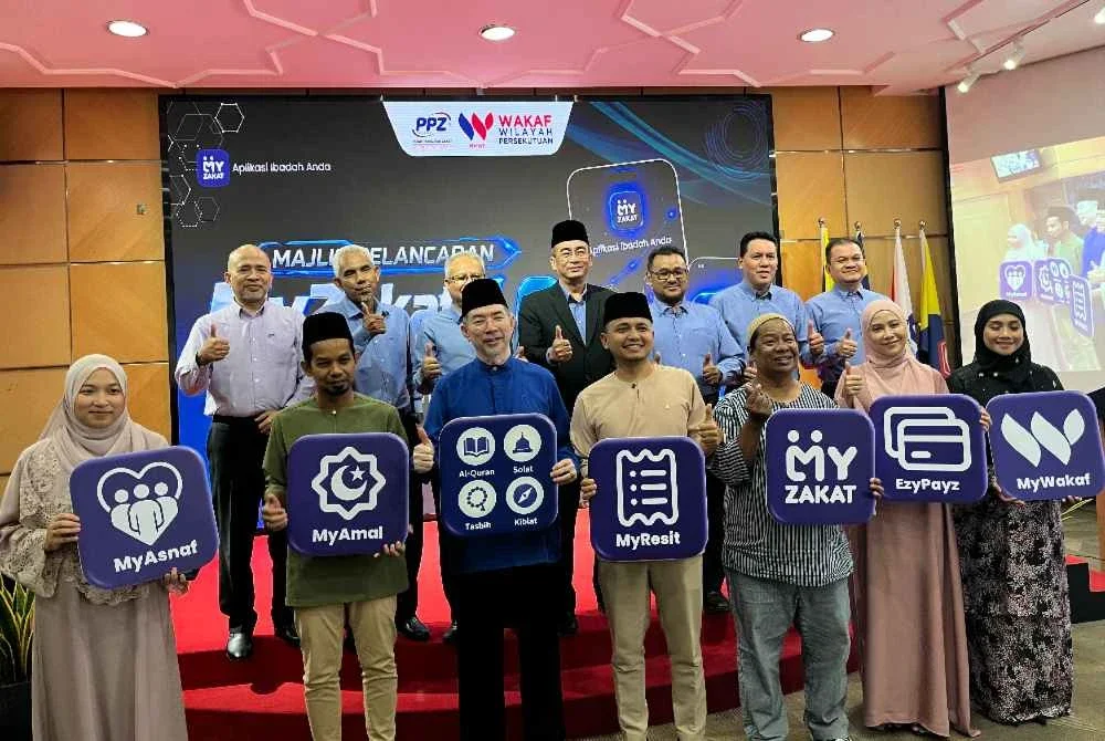 Mohammed (belakang, empat dari kiri) bergambar bersama tetamu kenamaan lain sebaik selesai melancarkan MyZakat 4.0 di Wisma PPZ pada Rabu.