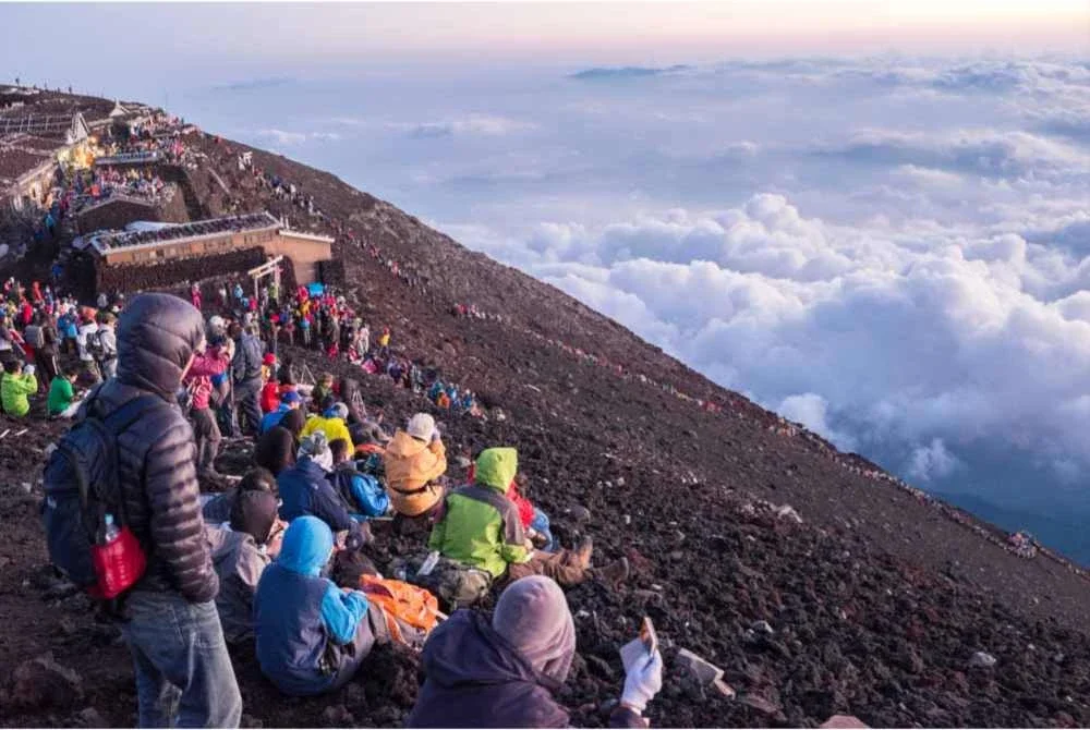 Kesesakan luar biasa di laluan pendakian demi menyaksikan pemandangan menakjubkan. Foto Agensi