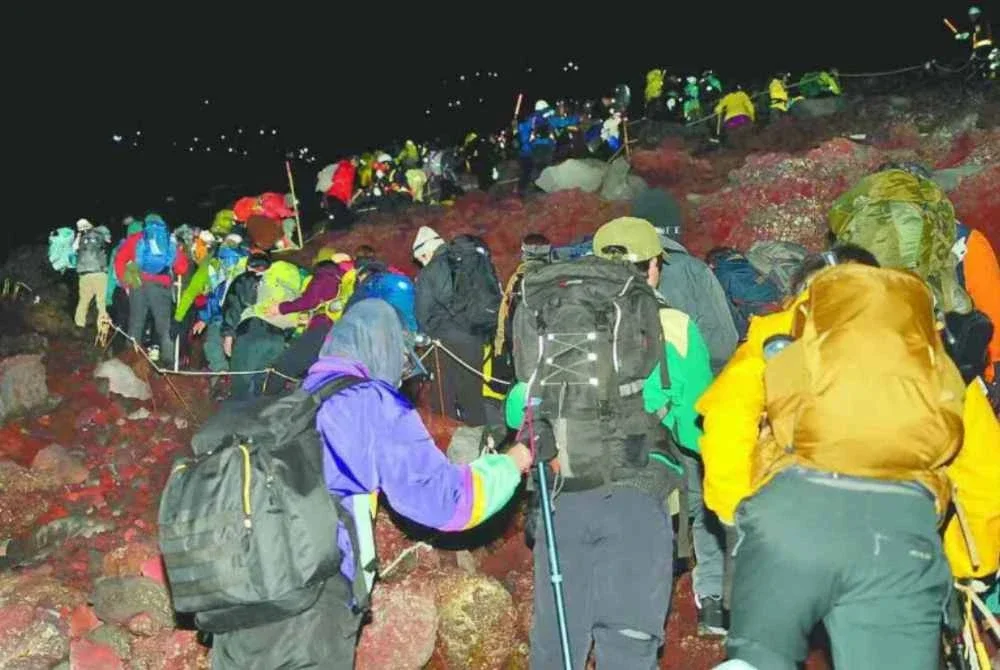 Kawasan itu biasanya padat dengan pendaki antara jam tiga hingga lima pagi (waktu tempatan). Foto Agensi