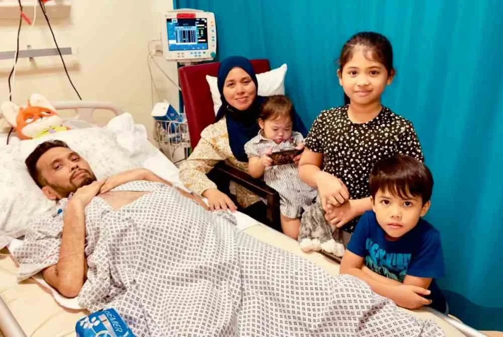Gambar kenangan keluarga bersama arwah Mohd Faiz Azhar.
