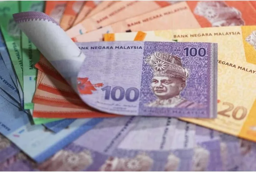 Ringgit dibuka tinggi berbanding mata wang utama tetapi menyusut berbanding dolar AS pada Khamis.