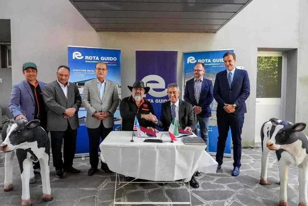 Wan Rosdy (tiga dari kiri) menyaksikan majlis menandatangani MoU antara AGK Dairy Fresh Sdn Bhd dan Rota Guido S.R.L bagi perolehan dan pembiakan kerbau tenusu baka Italian Mediterranean untuk dikembangkan di ladang AGK Dairy Fresh di Bukit Kajang, Raub.