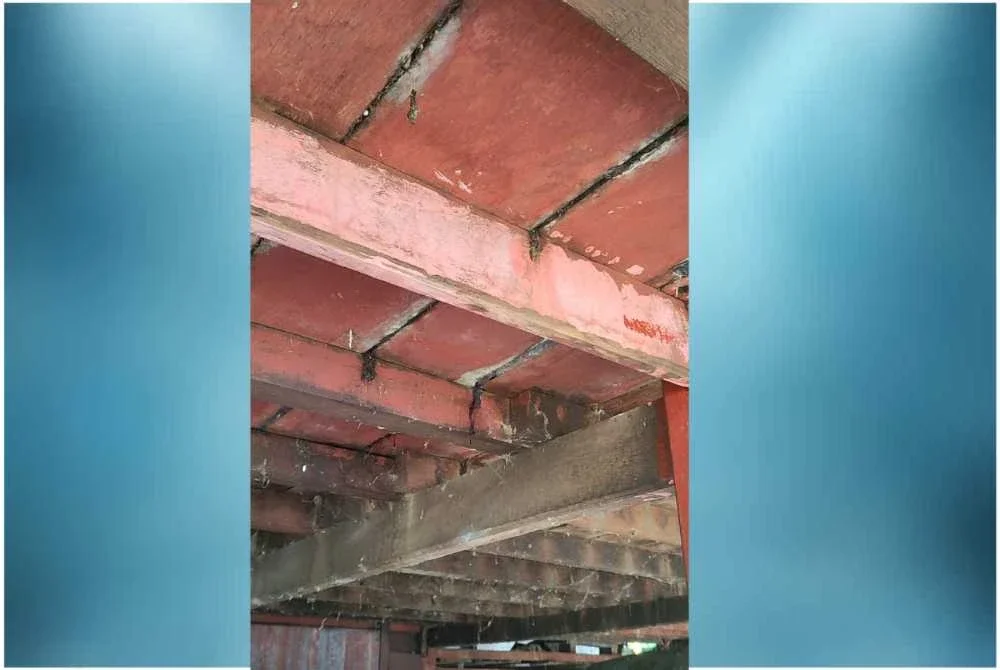 Kaki mangsa dipercayai dicucuk dengan benda tajam dari bahagian bawah rumah melalui celahan papan.