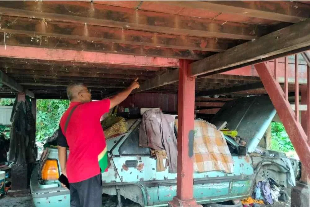 Mangsa sempat mengatakan kakinya dicucuk dengan benda tajam dari bahagian bawah rumah melalui celahan papan.