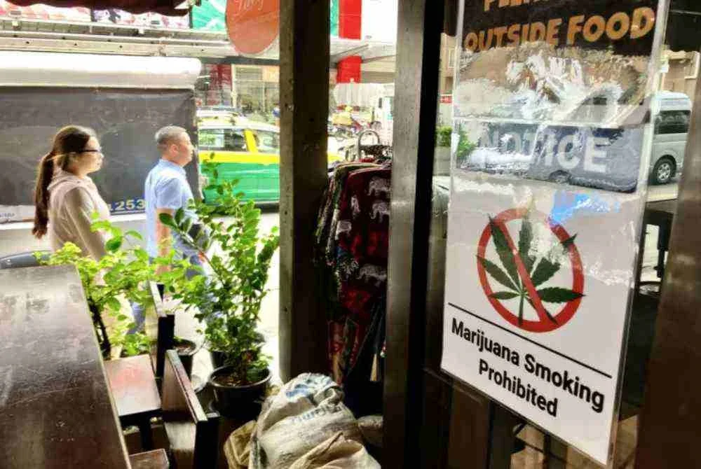  Lebih 10,000 kedai dan tapak penanaman kanabis yang mewakili lebih 95 peratus daripada operasi sedia ada telah didaftarkan dalam sistem pemantauan kerajaan. - Foto Agensi