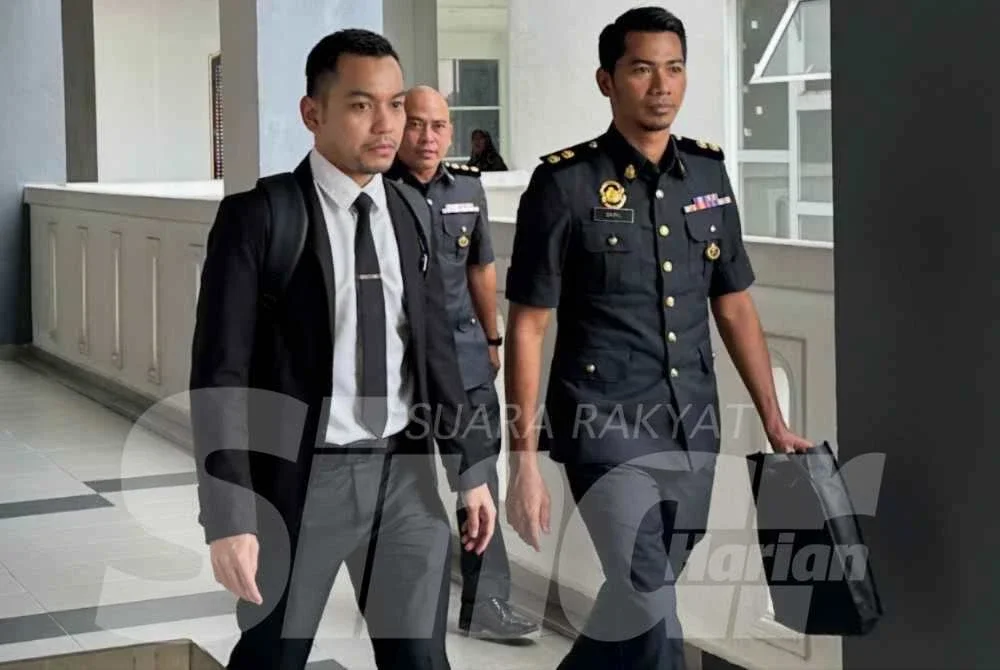 Pihak pendakwaan dan anggota KPDN tiba di Mahkamah Kota Bharu.