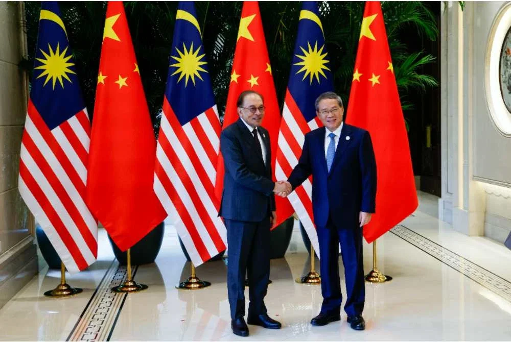 Anwar (kiri) bersama Perdana Menteri China, Li Qiang di Mingyuan Hall, Rumah Tetamu Negara West Lake (Xihu). Foto Bernama