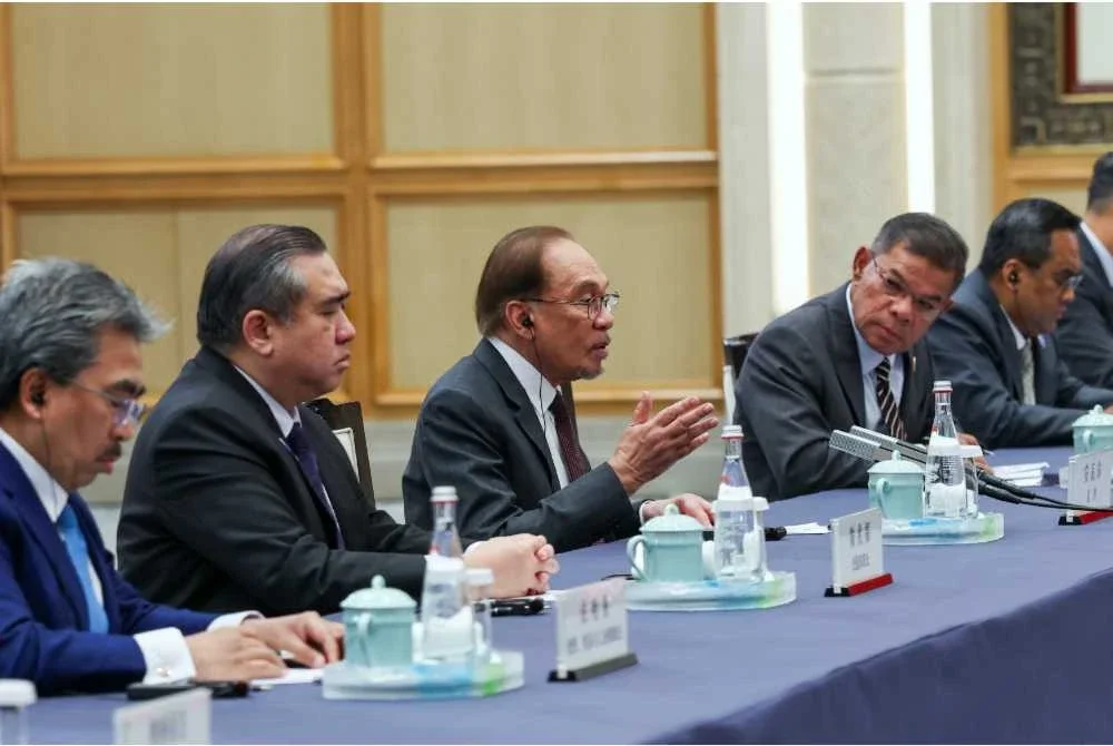 Anwar (tiga dari kiri) mengadakan mesyuarat dua hala dengan Perdana Menteri China, Li Qiang di Mingyuan Hall, Rumah Tetamu Negara West Lake (Xihu). Foto Bernama