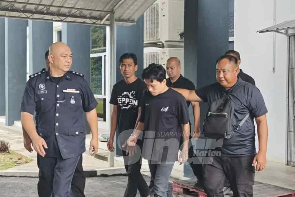 Tertuduh ketika dibawa ke Mahkamah Majistret Keningan pada Khamis.