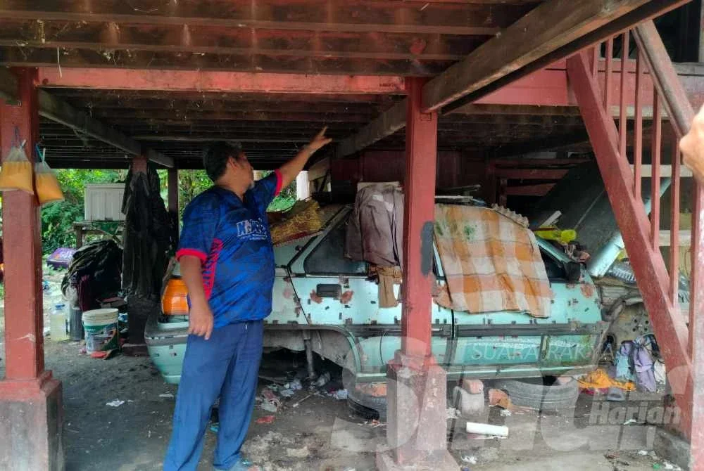 Ketika kejadian arwah dikatakan sedang mengopek ikan bilis di bahagian tengah rumah.