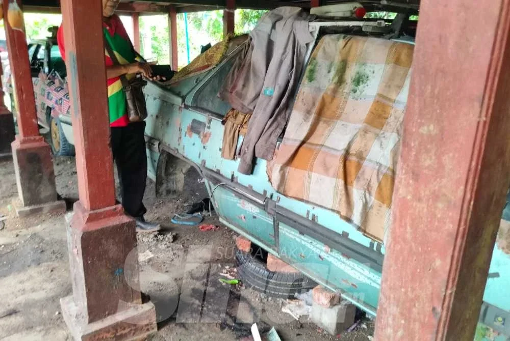 Kesan darah yang menitik ke bawah rumah masih kelihatan di lokasi kejadian.