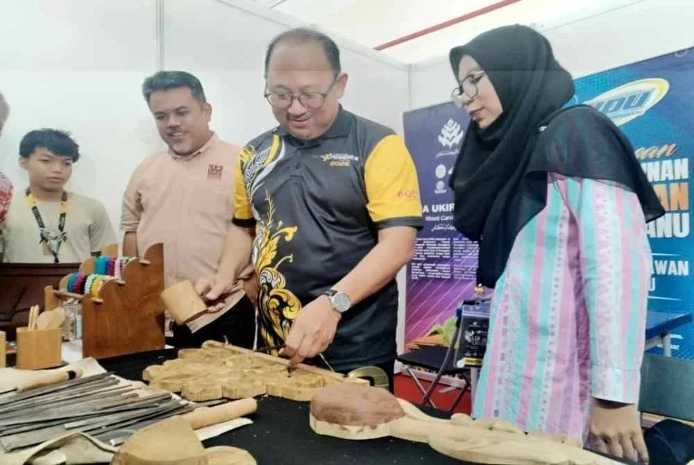 Zamzam (dua, kanan) ketika menghadiri program Creativ3 Xperience Festival 2026 (CXF'2026) : Ulir dan Ukir di Politeknik Besut, Terengganu pada Rabu.