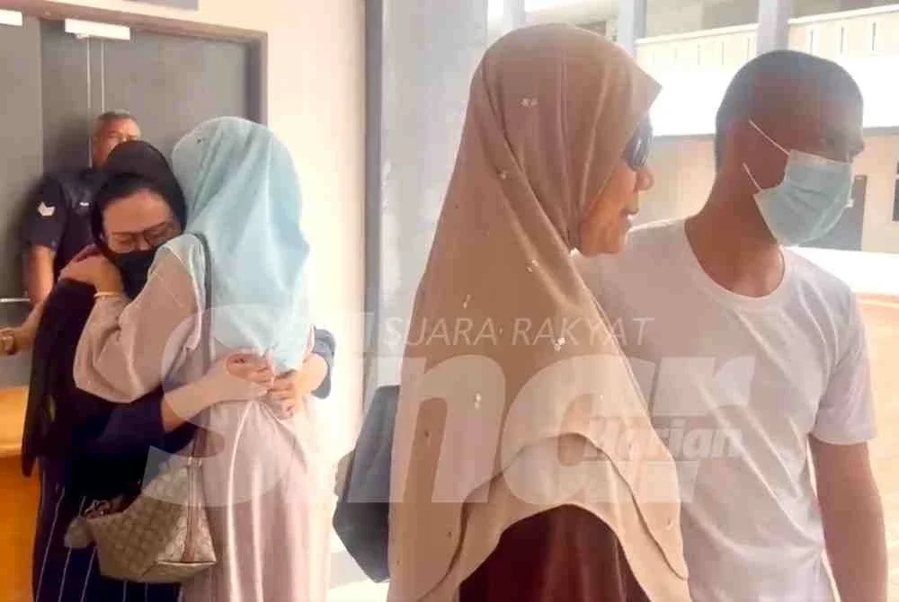 Pasangan suami isteri, Syed Mohamad Haizat (kanan) dan Nurul Syahira (kiri) yang dibebaskan di Mahkamah Tinggi Kota Bharu pada Khamis.
FOTO : SINAR HARIAN / ADILA SHARINNI WAHID
