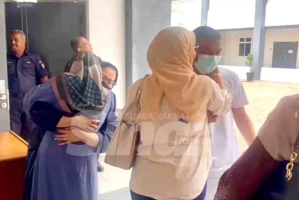 Syed Mohamad Haizat (kanan) dan Nurul Syahira (kiri) dipeluk ahli keluarga yang menunggu pembebasan mereka di Mahkamah Tinggi Kota Bharu. FOTO : SINAR HARIAN / ADILA SHARINNI WAHID