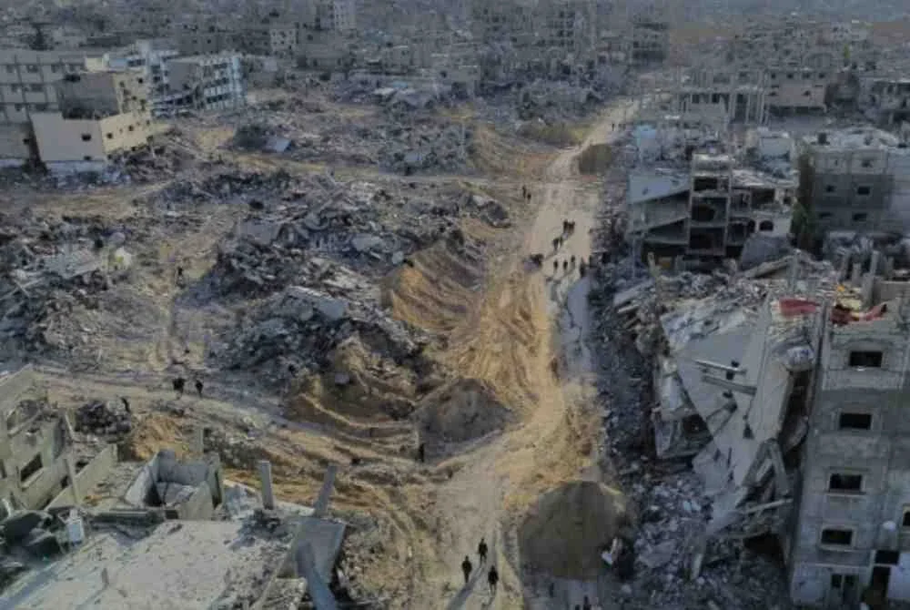Operasi pembersihan sisa runtuhan konkrit di Gaza juga berdepan pelbagai cabaran. Foto Agensi