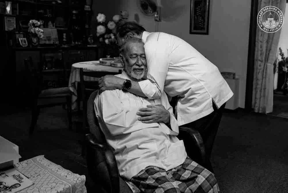 Anwar berkongsi gambar kenangan bersama abangnya. Facebook Anwar Ibrahim