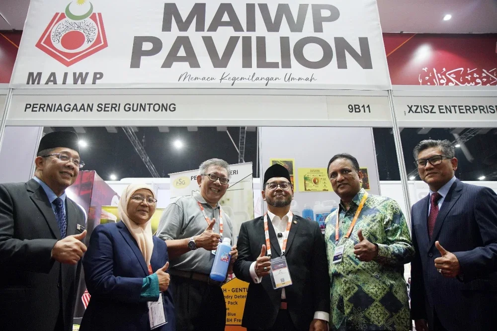 Reezal (dua dari kanan) bersama Menteri di Jabatan Perdana Menteri (Hal Ehwal Agama), Dr Zulkifli Hasan dan Ketua Pengarah Jakim, Datuk Dr Sirajuddin Suhaimee (paling kiri) sewaktu berkunjung ke Pavilion UniMAIWP.
