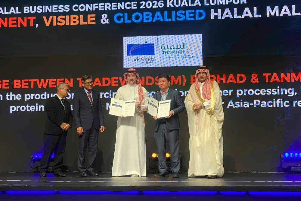 MoU ditandatangani oleh Ketua Pegawai Eksekutif TWM, Dennis Foo (dua,kkanan) dan Ketua Pegawai Hal Ehwal Korporat Tanmiah Food Company, Samer Alsourani (tengah) sempena Pameran Halal Antarabangsa Malaysia (MIHAS) 2026, di ibu negara pada Khamis.