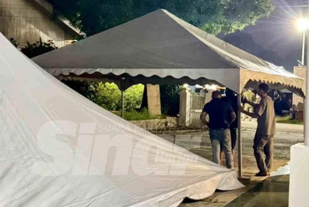 Khemah khas juga telah disediakan di bahagian tepi kediaman bagi kemudahan para tetamu yang hadir menziarahi dan memberikan penghormatan terakhir.