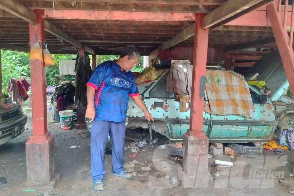 Nur Halim menunjukkan kesan darah dalam kejadian melibatkan seorang wanita OKU di Kampung Cheh Hilir di sini pada Khamis.