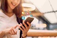 Pada pandangan Merak Jalanan, tidak semua perkara wajar dikongsikan ketika ‘live’ dan tidak semua aib perlu dijaja semata-mata untuk meraih tontonan. Foto hiasan 