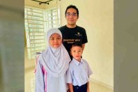 Amirul Faiz bersama dua orang anak birasnya.