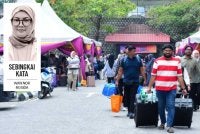 Mahasiswa baharu datang dengan beg yang lengkap, telefon pintar, komputer riba dan maklumat yang boleh dicari bila-bila masa. Foto hiasan