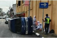 Seramai 11 individu termasuk pemandu berada di dalam kenderaan berkenaan ketika kejadian.