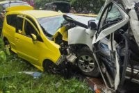 Seorang wanita maut manakala suami dan empat anaknya cedera dalam kemalangan membabitkan sebuah Perodua Alza dan Toyota Hilux. Foto: Facebook Polis Daerah Tanah Merah
